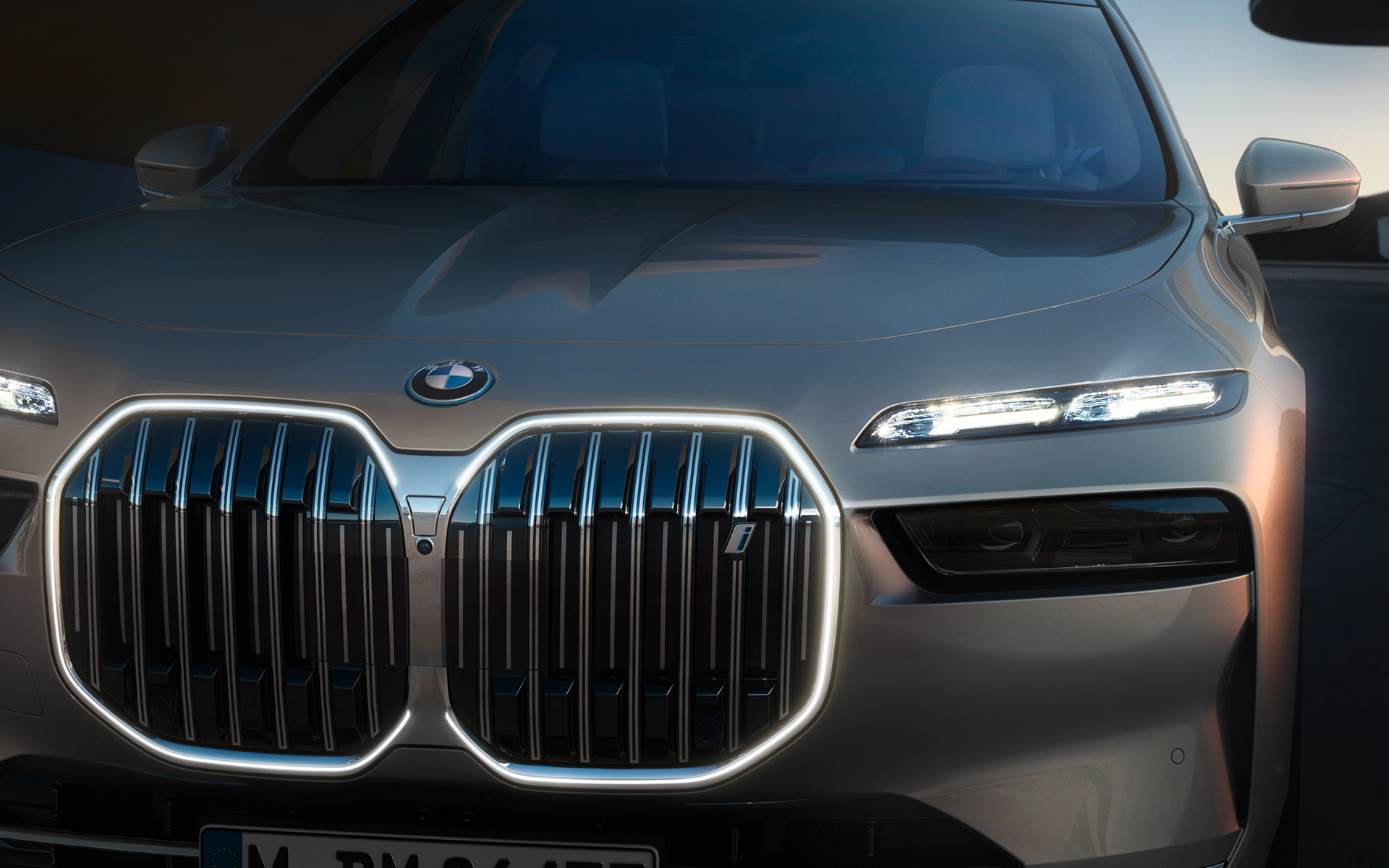 BMW i7 Sedan G70 exteriér osvětlená BMW maska ve tvaru ledvinek Iconic Glow zapnutá